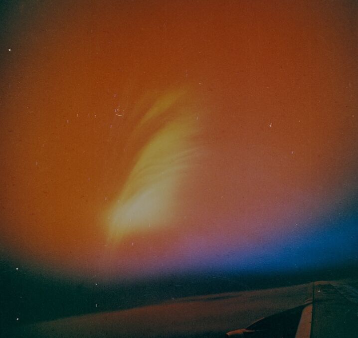 Świetlne efekty eksplozji Starfish Prime widoczne z samolotu obserwacyjnego. Zorza i czerwonawa łuna utrzymywały się ponad godzinę
