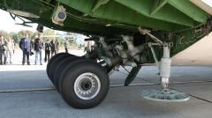 An-225 może &quot;klęknąć&quot;. Przednie podwozie słada się, aby ułatwić korzystanie z rampy ładunkowej