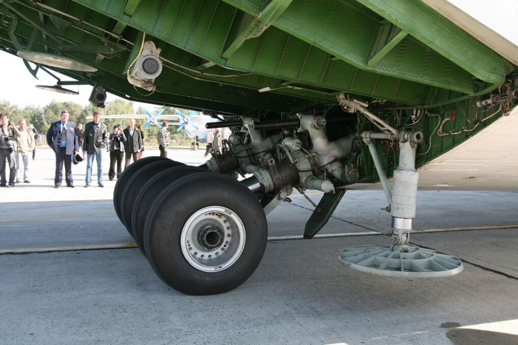 An-225 może &quot;klęknąć&quot;. Przednie podwozie słada się, aby ułatwić korzystanie z rampy ładunkowej