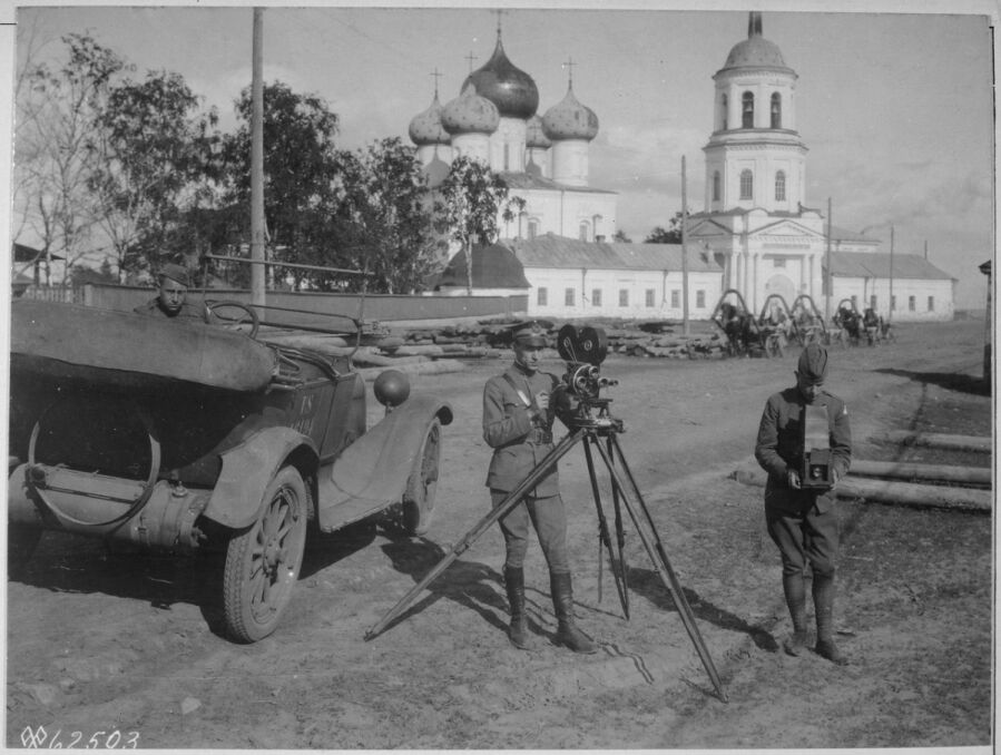 Amerykańscy żołnierze dokumentują swoją operację w Rosji. Archangielsk, 25 czerwca 1919 roku