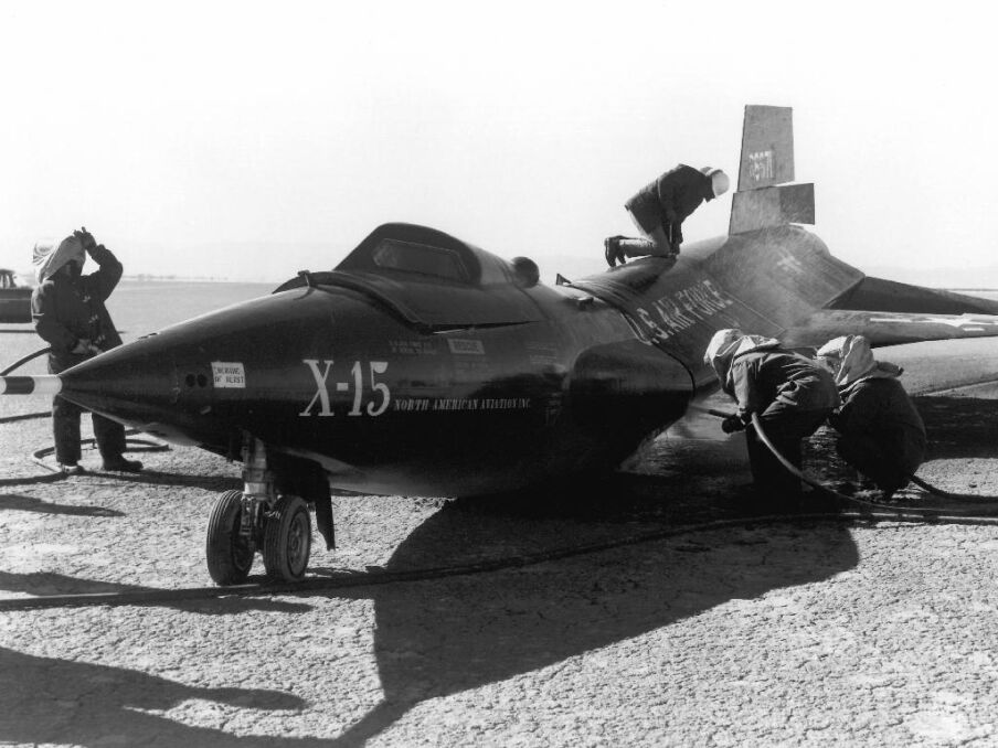 X-15 po swoim pierwszym wypadku z Crossfieldem za sterami. Lądowanie było tak twarde, że przód maszyny uderzył o ziemię z zbyt dużą siłą, w wyniku czego pękł jej &quot;kręgosłup&quot;. Uszkodzenia szybko naprawiono 