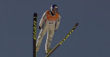 Skok Małysza z 2. serii konkursu na skoczni normalnej w igrzyskach w Salt Lake City