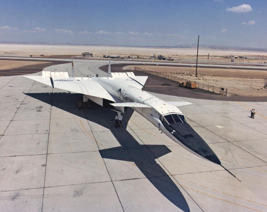 XB-70A miał wówczas bardzo nowoczesny układ typu &quot;kaczka&quot;. Widoczne tuż za kokpitem dwa stery wysokości standardowo znajdują się na ogonie samolotu. W układzie &quot;kaczka&quot; z przodu