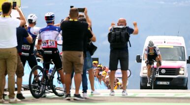 Dramatyczna walka o przetrwanie w Tour de France. Ostatni na mecie przywitany jak zwycięzca