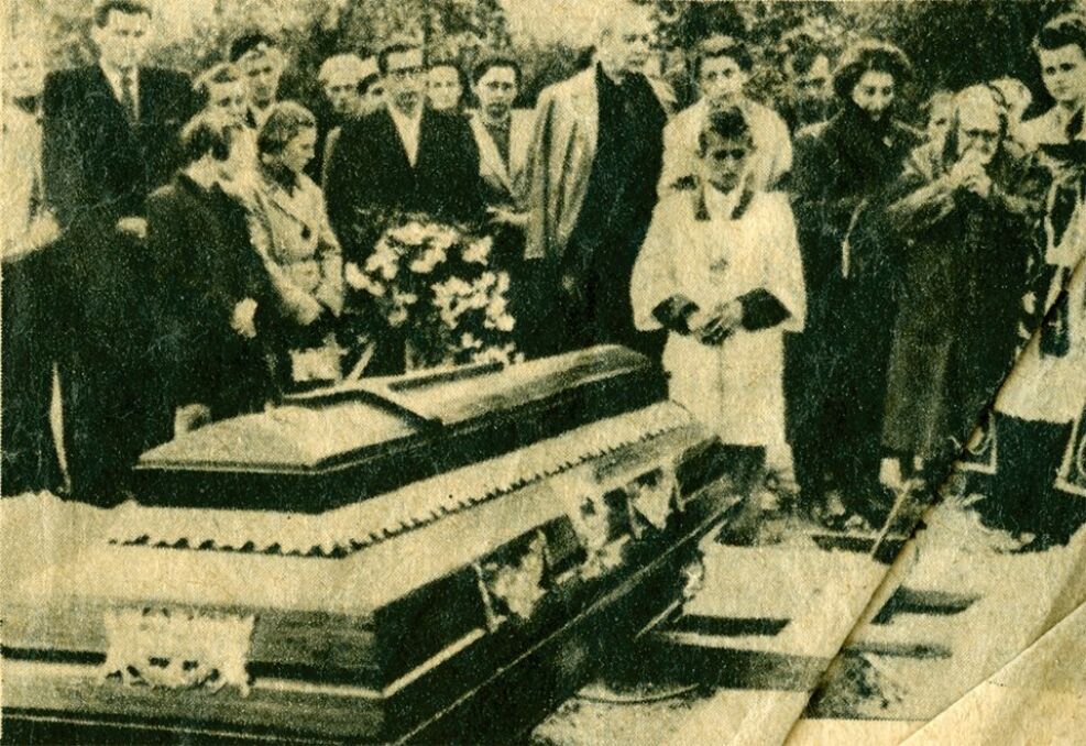Pogrzeb studenta - fotografia z biuletynu informacyjnego nr 7 Wolna Europa wrzesień 1956