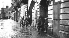 1 sierpnia 1944, godzina „W” (17.00). Patrol por. „Agatona” z batalionu „Pięść” na pl. Kazimierza Wielkiego