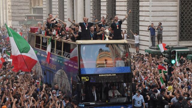 Mistrzowie wrócili do domu. Otwarty autobus i wielka feta na ulicach Rzymu
