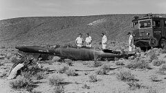 Jedna z większych części rozerwanego na kawałki X-15 z Adamsem za sterami