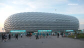 Paralotniarz nad stadionem Allianz Arena przed meczem Francja – Niemcy