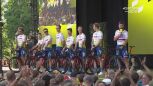 TotalEnergies z Maciejem Bodnarem podczas prezentacji zespołów przed Tour de France 2022