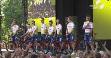 TotalEnergies z Maciejem Bodnarem podczas prezentacji zespołów przed Tour de France 2022