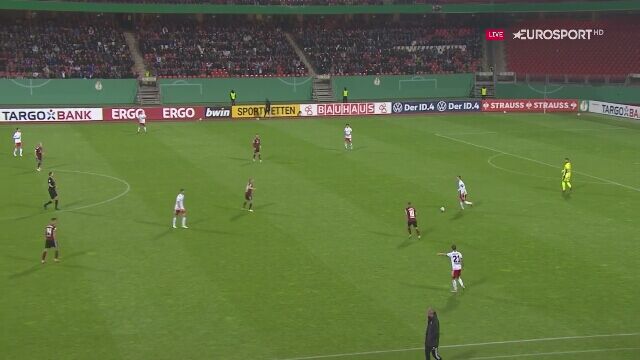 Kontuzja Leibolda w meczu FC Nuernberg - Hamburger SV w Pucharze Niemiec