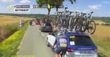 Mads Pedersen ledwo uniknął zderzenia z samochodem podczas 4. etapu Tour de France