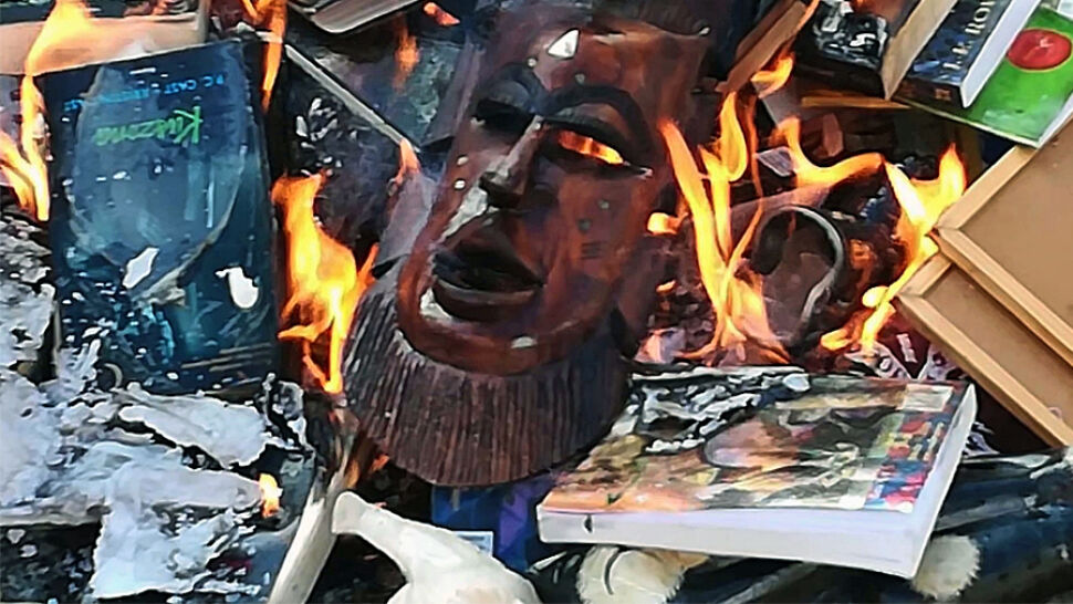 Przed gdańskim kościołem spłonęły książki i przedmioty "przynoszące złą moc"