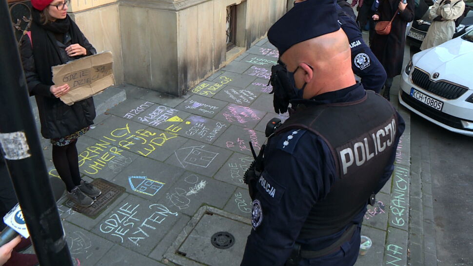 Kraków: policjanci zabrali kredki dzieciom, które rysowały na chodniku przed siedzibą PiS