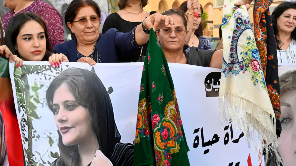Zdejmują hidżaby i je palą. Iranki protestują po śmierci 22-letniej Mahsy Amini
