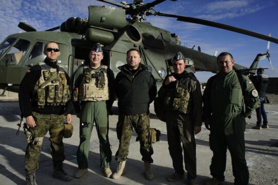 Kamil Durczok z wojskowymi przed lotem rozpoznawczym w okolicach bazy Ghazni
