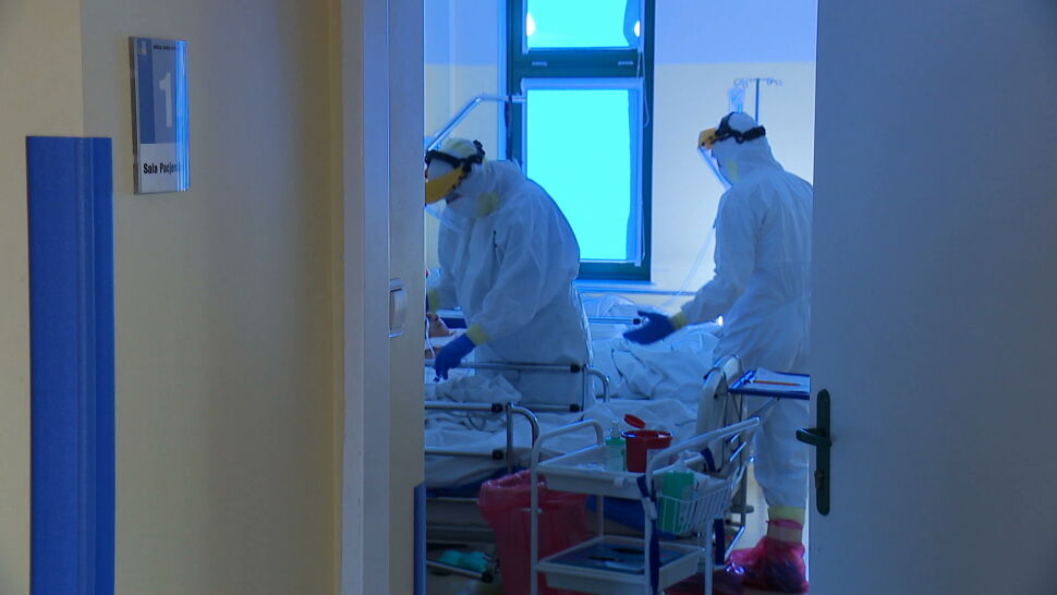 W szpitalu w Łęcznej zaczyna brakować miejsc dla pacjentów covidowych. Przekształcane są kolejne oddziały