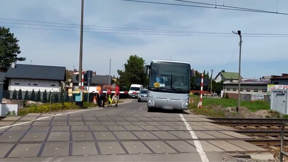 Kierowca autobusu z dziećmi wjechał na zamknięty przejazd kolejowy