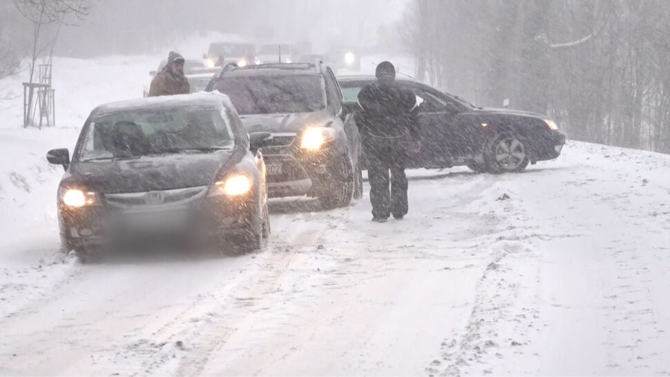 Brak prądu, kolizje i utrudnienia na drogach. Zima ponownie zaatakowała Polskę