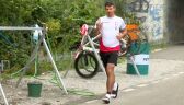 21.08.2022 | Adrian Kostera walczy o podium w 10-krotnym Ironmanie. Przez moment biegł w klapkach