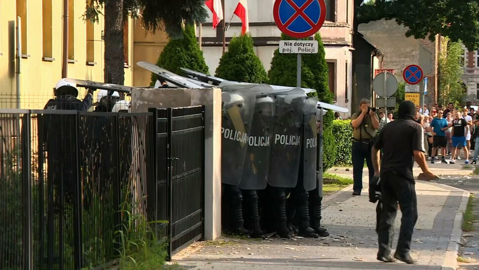 Śmierć 34-latka w Lubinie. Przed komendą wybuchły zamieszki