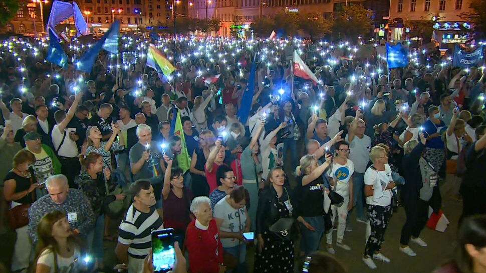 "Jestem oburzona tym, co się dzieje w naszym kraju". Protesty przeciwko lex TVN w całej Polsce